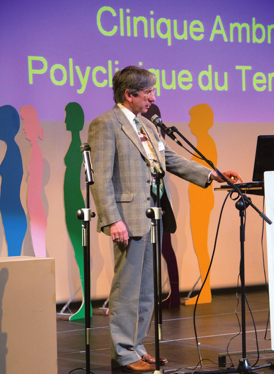 Le Dr Fayada présentant son service à la Polyclinique du Territoire de Saint-Pol-sur-Ternoise